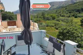 Draga Bašćanska -uređena kuća s dva stana, parking, Baška, Casa