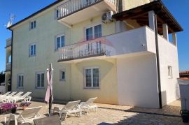 Poreč, okolica, apartmanska kuća s pogledom na more, Poreč, Σπίτι