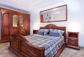 OPATIJA, Centar - Etaža Ville sa 4 apartmana sa prekrasnim pogledom i parkingom, Opatija, Stan