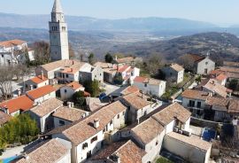 ISTRA, GRAČIŠĆE - Kompleks od 3 kamene vile u starom gradu s bazenom. UNIKATNO!, Gračišće, Haus