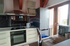 Rovinj, luksuzan stan u potkrovlju za dugoročni najam, Rovinj, Apartamento