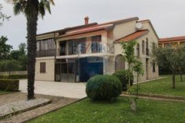 Poreč - okolica, samostojeća kuća s okućnicom od 1400m2, Poreč, Maison