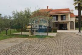 Poreč - okolica, samostojeća kuća s okućnicom od 1400m2, Poreč, House