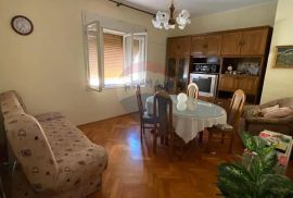 Pula, Centar, Kuća s 2 stana, strogi centar grada 160m2 + 50m2 okućnice, Pula, Casa