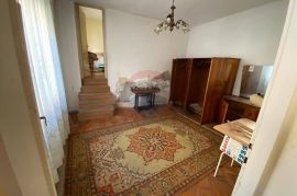 Pula, Centar, Kuća s 2 stana, strogi centar grada 160m2 + 50m2 okućnice, Pula, Casa