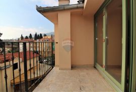 OPATIJA- strogi centar, dvoetažan stan 185 m2,  2. red od mora sa parkirnim mjestom, Opatija, Flat