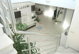 CRIKVENICA, Vila s bazenom, apartmanima i panoramskim pogledom na more, Crikvenica, Σπίτι