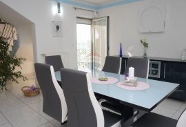 CRIKVENICA, Vila s bazenom, apartmanima i panoramskim pogledom na more, Crikvenica, بيت