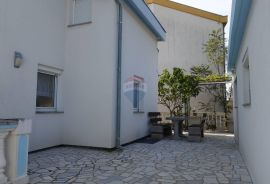 CRIKVENICA, Vila s bazenom, apartmanima i panoramskim pogledom na more, Crikvenica, Kuća