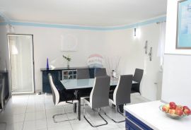 CRIKVENICA, Vila s bazenom, apartmanima i panoramskim pogledom na more, Crikvenica, بيت