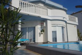 CRIKVENICA, Vila s bazenom, apartmanima i panoramskim pogledom na more, Crikvenica, Дом