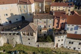 Motovun, kamena kuća s lijepim pogledom, Motovun, بيت