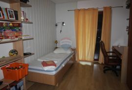 Novigrad, stan u prizemlju s bazenom i okućnicom, Novigrad, Apartamento