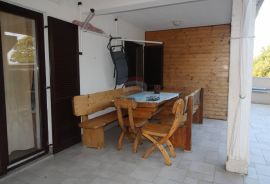 Novigrad, stan u prizemlju s bazenom i okućnicom, Novigrad, Apartamento