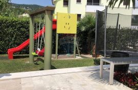 OPATIJA,OPRIĆ- novija kuća sa 8 apartmana, bazenom 50 m2, velikom okućnicom, parkingom, pogledom na more, Opatija - Okolica, Ev