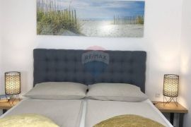 OPATIJA,OPRIĆ- novija kuća sa 8 apartmana, bazenom 50 m2, velikom okućnicom, parkingom, pogledom na more, Opatija - Okolica, House