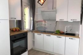 OPATIJA,OPRIĆ- novija kuća sa 8 apartmana, bazenom 50 m2, velikom okućnicom, parkingom, pogledom na more, Opatija - Okolica, Haus