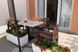 OPATIJA,OPRIĆ- novija kuća sa 8 apartmana, bazenom 50 m2, velikom okućnicom, parkingom, pogledom na more, Opatija - Okolica, House