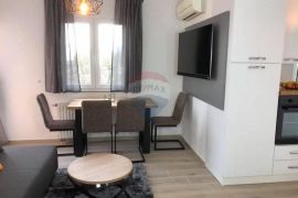 OPATIJA,OPRIĆ- novija kuća sa 8 apartmana, bazenom 50 m2, velikom okućnicom, parkingom, pogledom na more, Opatija - Okolica, House