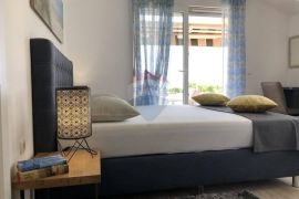 OPATIJA,OPRIĆ- novija kuća sa 8 apartmana, bazenom 50 m2, velikom okućnicom, parkingom, pogledom na more, Opatija - Okolica, Ev