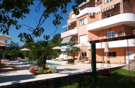 OPATIJA,OPRIĆ- novija kuća sa 8 apartmana, bazenom 50 m2, velikom okućnicom, parkingom, pogledom na more, Opatija - Okolica, House