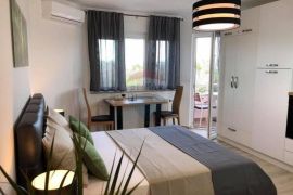 OPATIJA,OPRIĆ- novija kuća sa 8 apartmana, bazenom 50 m2, velikom okućnicom, parkingom, pogledom na more, Opatija - Okolica, House