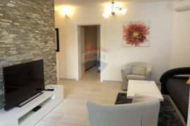 OPATIJA,OPRIĆ- novija kuća sa 8 apartmana, bazenom 50 m2, velikom okućnicom, parkingom, pogledom na more, Opatija - Okolica, House