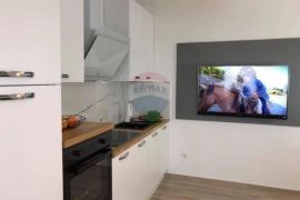 OPATIJA,OPRIĆ- novija kuća sa 8 apartmana, bazenom 50 m2, velikom okućnicom, parkingom, pogledom na more, Opatija - Okolica, House