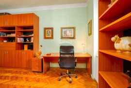 RIJEKA, CENTAR- gospodski stan 152 m2, 4S+DB, balkon, lift, pogled na more, Rijeka, Appartement