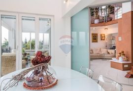 OPATIJA- luksuzan penthouse, sa terasom 80 m2, okućnicom 180 m2, parkingom, 150 m od mora, Opatija, Appartement