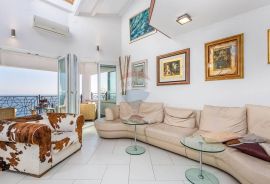 OPATIJA- luksuzan penthouse, sa terasom 80 m2, okućnicom 180 m2, parkingom, 150 m od mora, Opatija, Stan