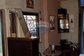 Istra,Pula,stambeni prostor: caffe bar/stan, Pula, Commercial property