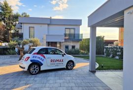 Istra,Novigrad-Impozantna vila prvi red do mora s unutarnjim bazenom, Novigrad, Дом