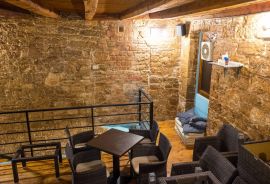 Rovinj,centar,kuća sa poslovnim prostorom-caffe bar-96m2, Rovinj, Casa