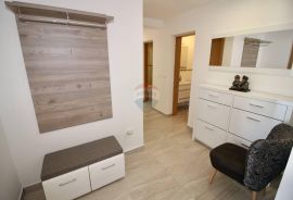 LOVRAN- novogradnja, vlastiti bazen i vrt, parking, pogled na more, Lovran, Appartement