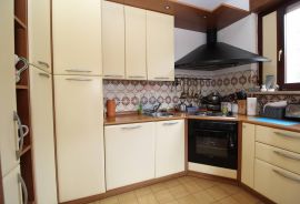 Samostojeća kuća s 2 uređena stana, potkrovljem, prizemljem i 2900m2 okućnice, Rijeka, House