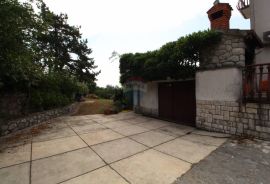 Samostojeća kuća s 2 uređena stana, potkrovljem, prizemljem i 2900m2 okućnice, Rijeka, Casa