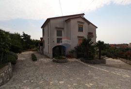 Samostojeća kuća s 2 uređena stana, potkrovljem, prizemljem i 2900m2 okućnice, Rijeka, Ev