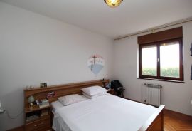 Samostojeća kuća s 2 uređena stana, potkrovljem, prizemljem i 2900m2 okućnice, Rijeka, Σπίτι