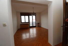 Samostojeća kuća s 2 uređena stana, potkrovljem, prizemljem i 2900m2 okućnice, Rijeka, Ev