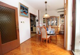 Samostojeća kuća s 2 uređena stana, potkrovljem, prizemljem i 2900m2 okućnice, Rijeka, Дом