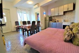 OPATIJA- kuća s 5 apartmana, otvoren pogled na more, garaža, velika okućnica, blizina centra, Opatija, House