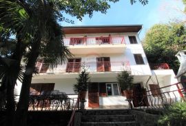 OPATIJA CENTAR - LIJEPO UREĐENI STAN S VELIKOM TERASOM,POGLEDOM I PARKINGOM, Opatija, Apartamento