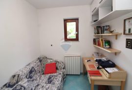 OPATIJA CENTAR - LIJEPO UREĐENI STAN S VELIKOM TERASOM,POGLEDOM I PARKINGOM, Opatija, Apartamento