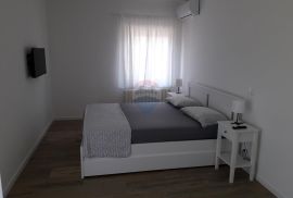 Istra,Fažana,Kuća sa apartmanima 200m od mora, Fažana, Дом