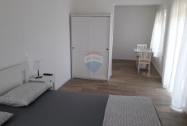 Istra,Fažana,Kuća sa apartmanima 200m od mora, Fažana, Ev