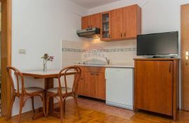 MALI LOŠINJ - VILA SA 10 APARTMANA NA RIJETKOJ I ATRAKTIVNOJ LOKACIJI, Mali Lošinj, Famiglia