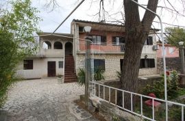 OMIŠALJ-kuća sa tri stana, Omišalj, House