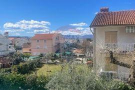 MALINSKA-kuća sa šest apartmana i bazenom -uhodani posao, Malinska-Dubašnica, Casa