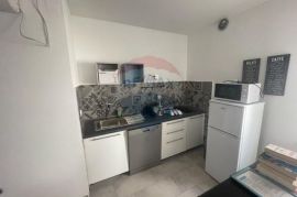 MALINSKA-kuća sa šest apartmana i bazenom -uhodani posao, Malinska-Dubašnica, Ev